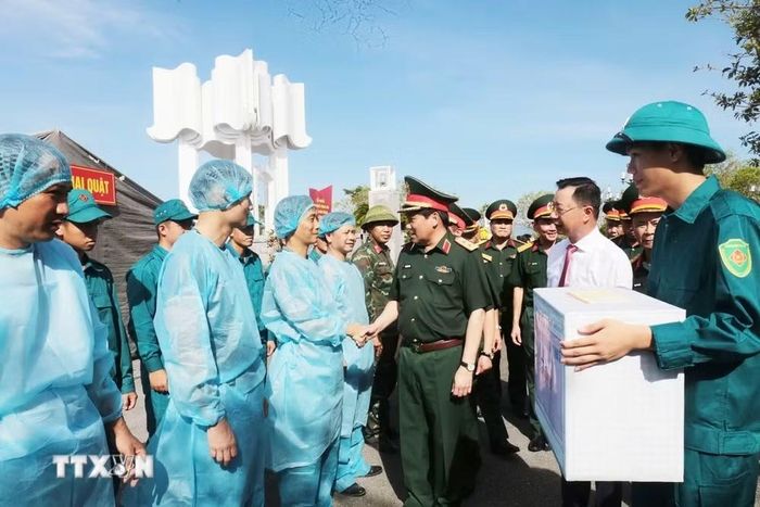 Trung tướng Nguyễn Đức Hưng thăm, động viên lực lượng làm nhiệm vụ khai quật, lấy mẫu hài cốt liệt sỹ tại Nghĩa trang Liệt sỹ Móng Cái (phường Móng Cái 3). (Ảnh: TTXVN phát)