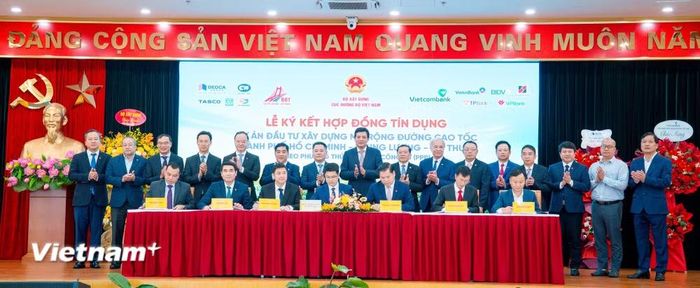 Lễ ký kết hợp đồng tín dụng hợp vốn với tổng hạn mức 27.094 tỷ đồng để tài trợ Dự án mở rộng cao tốc Thành phố Hồ Chí Minh-Trung Lương-Mỹ Thuận. (Ảnh: Việt Hùng/Vietnam+)