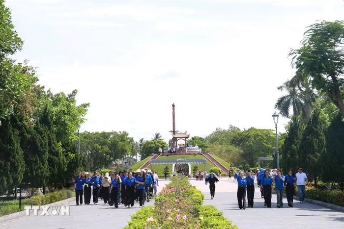 Đông đảo đoàn viên thanh niên đến Thành cổ Quảng Trị để tri ân và thấu hiểu hơn giá trị của hòa bình. (Ảnh: Tường Vi/TTXVN)