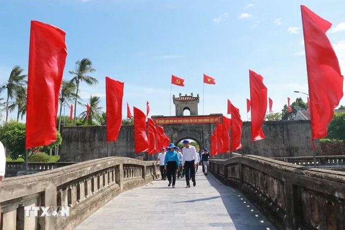 Cao điểm, có những ngày Thành cổ Quảng Trị đón khoảng 3.000 lượt người đến dâng hoa, dâng hương và tri ân các Anh hùng liệt sỹ. (Ảnh: Tường Vi/TTXVN)