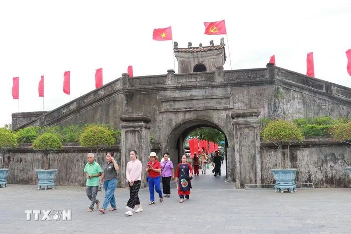 Đông đảo người dân và du khách đến tri ân tại Thành cổ Quảng Trị. (Ảnh: Tường Vi/TTXVN)
