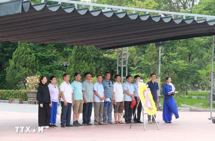 Đông đảo người dân và du khách đến tri ân tại Thành cổ Quảng Trị. (Ảnh: Tường Vi/TTXVN)