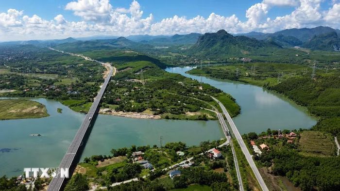 Bến phà Long Đại I và Long Đại II năm xưa nay được thay thế bằng các công trình cầu trên Quốc lộ 15, tuyến đường sắt Bắc-Nam và đường bộ cao tốc Bắc-Nam, bảo đảm giao thông thông suốt trên tuyến huyết mạch. (Ảnh: Nguyên Linh/TTXVN)
