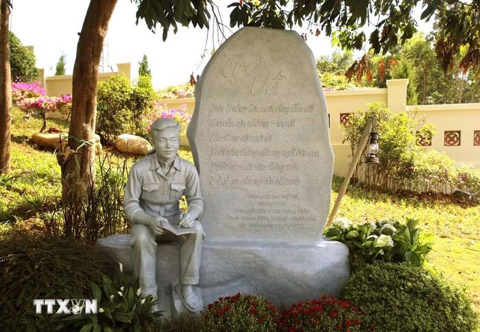 Những vần thơ trong bài Trở về của liệt sỹ Bùi Năng Đắc được khắc trên bia đá tại Khu di tích lịch sử Bến phà II Long Đại. (Ảnh: Nguyên Linh/TTXVN)