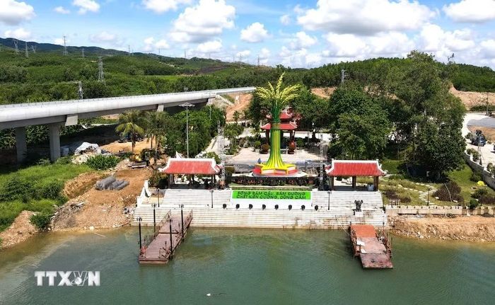 Hình tượng 16 bông lúa trên Đài tưởng niệm Bến phà II Long Đại là biểu tượng tri ân 16 thanh niên xung phong Đại đội C130 quê Hưng Yên đã anh dũng hy sinh tại "tọa độ lửa" Long Đại, góp phần bảo vệ mạch máu giao thông trên tuyến Trường Sơn. (Ảnh: Nguyên Linh/TTXVN)