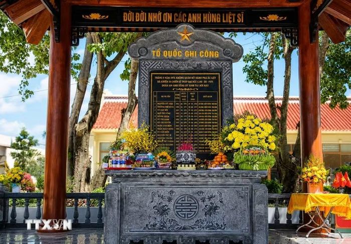 Bia tưởng niệm 16 thanh niên xung phong Đại đội C130 đã anh dũng hy sinh tại Khu di tích lịch sử Bến phà 2 Long Đại. (Ảnh: Nguyên Linh/TTXVN)