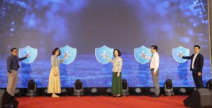 Ấn nút phát động Cuộc thi sản phẩm phát thanh, truyền hình về gương sáng trong công tác phòng bệnh. (Ảnh: PV/Vietnam+)