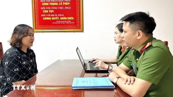Đối tượng Lê Thị Hồng (Giám đốc Công ty Cổ phần Xây dựng và Thí nghiệm công trình Miền Trung tại cơ quan công an. (Ảnh TTXVN phát)