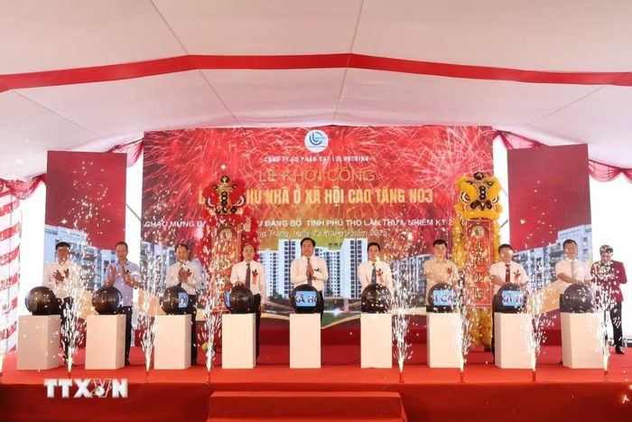 Khởi công xây dựng dự án khu nhà ở xã hội cao tầng NO3 tại phường Nông Trang, tỉnh Phú Thọ. (Ảnh: TTXVN phát)