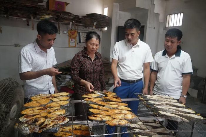 Cán bộ thôn trực tiếp xuống các cơ sở, khu dân cư để trao đổi, nắm bắt những ý kiến, kiến nghị của người dân. (Ảnh: Khiếu Tư/TTXVN)