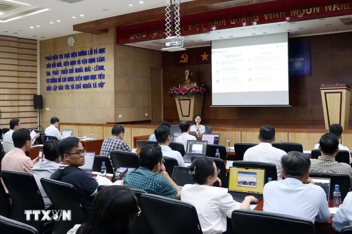 Đại diện Tập đoàn VNPT trao đổi về phầm mềm quản lý sử dụng tạm thời lòng đường, hè phố trên địa bàn TP Hồ Chí Minh. (Ảnh: Tiến Lực/TTXVN)