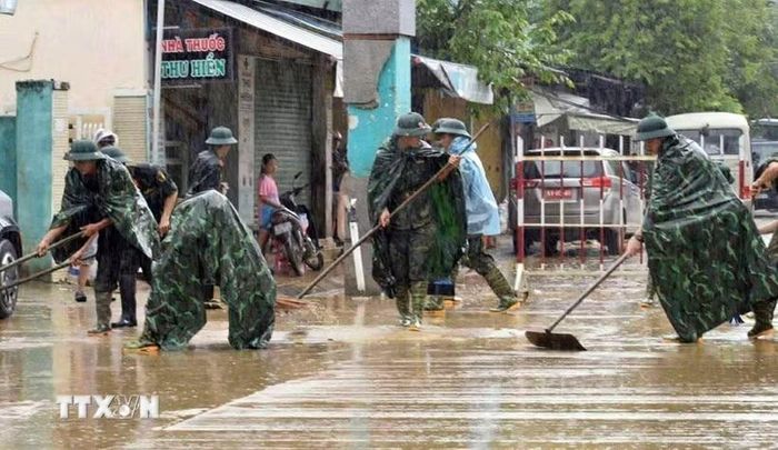 Lực lượng quân đội giúp dân vệ sinh môi trường khắc phục sau mưa lũ. (Ảnh: Trần Tĩnh/TTXVN)