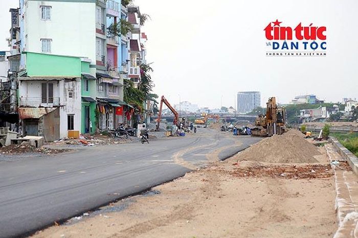 Nhiều đoạn đang được các nhà thầu thi công phần nền đường.