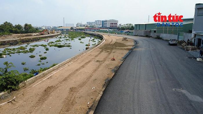 Nhiều đoạn đã được thảm nhựa giúp người dân lưu thông thuận lợi hơn.