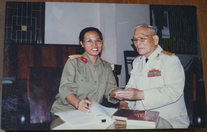 Thượng tá Trần Thanh Hằng sưu tầm hiện vật của Trung tướng Nguyễn Huy Chương tại Đà Nẵng năm 2003.