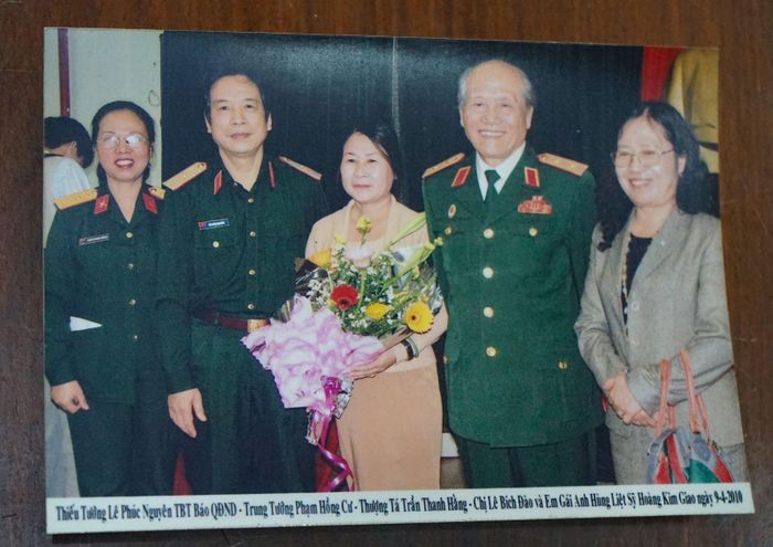 Bà Hoàng Liên Thái, em gái Liệt sĩ, Anh hùng Hoàng Kim Giao trao tặng hiện vật cho Cuộc vận động sưu tầm và giới thiệu những kỷ vật kháng chiến tại Báo Quân đội Nhân dân năm 2010.