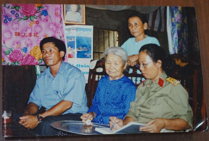 Thượng tá Trần Thanh Hằng sưu tầm kỷ vật tại gia đình Mẹ Việt Nam Anh hùng ở Quảng Bình (nay là tỉnh Quảng Trị), trong đó có kỷ vật đặc biệt do người con trai mẹ làm từ xác máy bay Mỹ và tặng mẹ trước khi anh dũng hy sinh