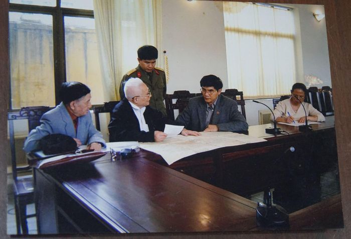Đại tá Đào Văn Trường, nguyên quyền Đại đoàn trưởng Đại đoàn 351 chỉ huy công pháo trong chiến dịch Điện Biên Phủ tặng tấm bản đô Điện Biên Phủ do ông sử dụng chỉ huy pháo binh năm 1953 - 1954 cho Bảo tàng Lịch sử Quân sự Việt Nam năm 2004.