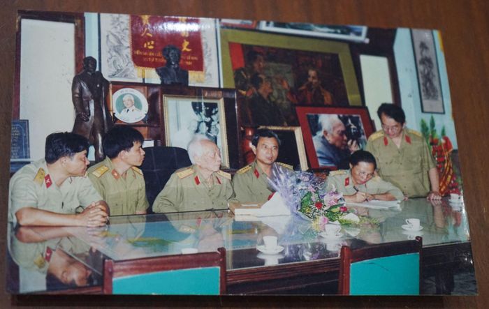 Thượng tá Trần Thanh Hằng sưu tầm hiện vật tại gia đình Đại tướng Võ Nguyên Giáp.