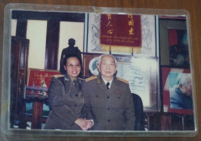 Thượng tá Trần Thanh Hằng chụp ảnh kỷ niệm cùng Đại tướng Võ Nguyên Giáp.