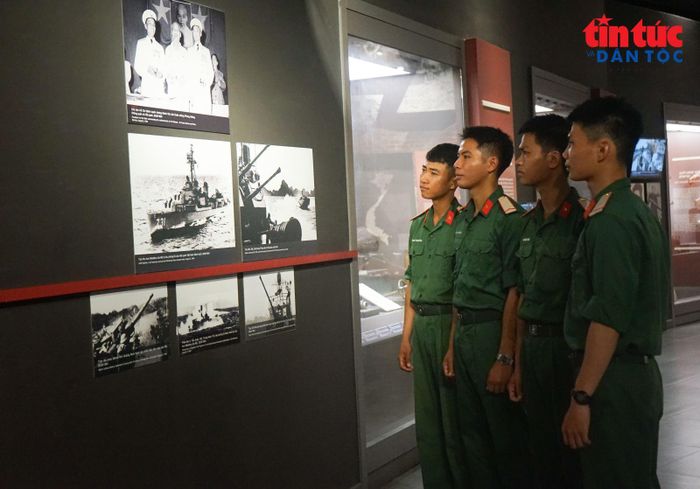 Các chiến sĩ trẻ tìm hiểu lịch sử, bồi đắp tinh thần yêu nước và lòng tự hào dân tộc.