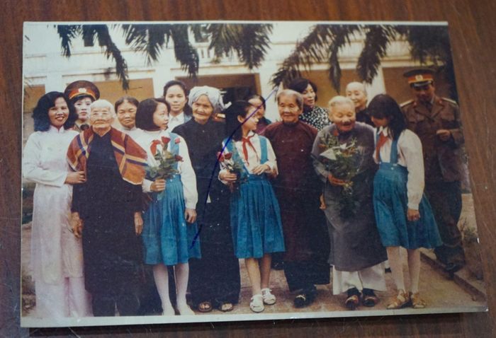 Thượng tá Trần Thanh Hằng (ngoài cùng, trái) chụp ảnh cùng các Bà mẹ Việt Nam Anh hùng trong đợt phong tặng năm 1994.