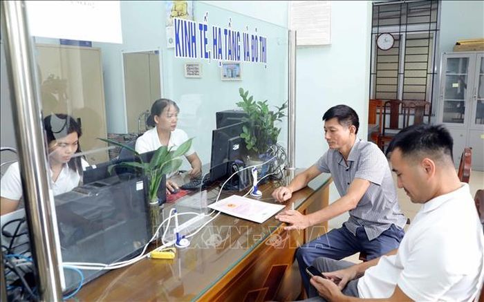 Người dân làm thủ tục hành chính tại Trung tâm hành chính công phường Vĩnh Phúc (tỉnh Phú Thọ). Ảnh: Hoàng Hùng/TTXVN