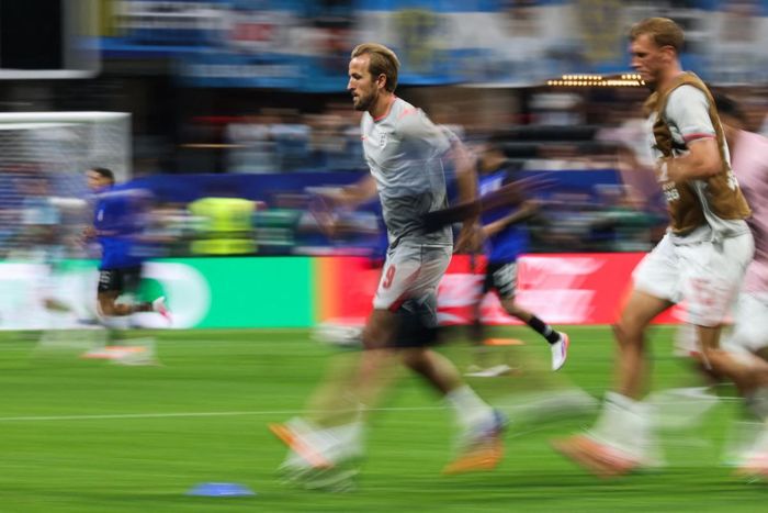 Kane và đồng đội khởi động. Ảnh AFP/TTXVN
