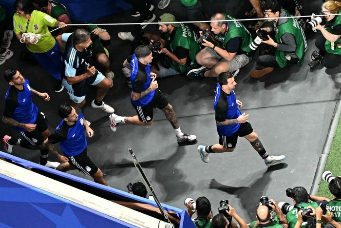 Messi và đồng đội ra sân. Ảnh AFP/TTXVN