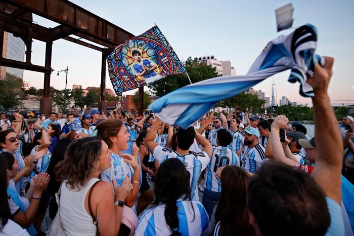 CĐV Argentina đang háo hức mong chờ trận bán kết gặp ĐT Anh - Ảnh: AFP/TTXVN