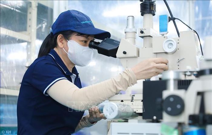 Công nhân lắp ráp cụm chi tiết siêu nhỏ đòi hỏi chính xác phục vụ cho sản xuất chíp bán dẫn. Ảnh minh họa: Thành Phương/TTXVN