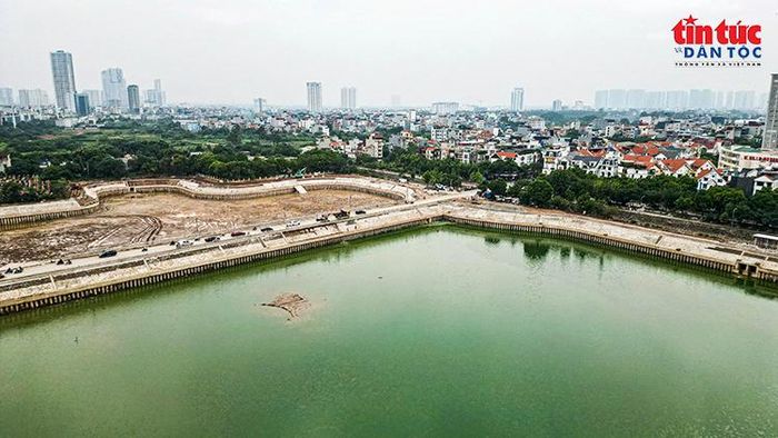 Một phần hồ đã tích nước, trong khi các khu vực còn lại tiếp tục được hoàn thiện.