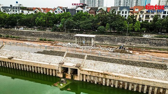Hệ thống cống điều tiết được xây dựng đồng bộ với kè bê tông quanh hồ.