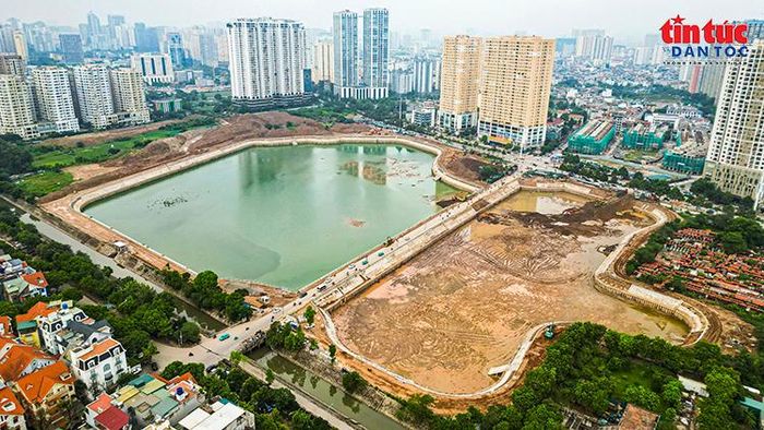 Toàn cảnh hồ điều hòa Mễ Trì (Đồng Bông 2) rộng hơn 17 ha đang dần thành hình giữa khu đô thị phía Tây Hà Nội.