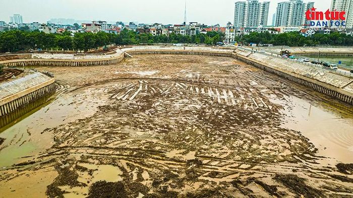 Phần lòng hồ đang được san gạt, nạo vét để bảo đảm khả năng chứa và điều tiết nước.