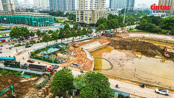 Công trường hồ Đồng Bông 2 được triển khai đồng loạt với nhiều hạng mục thi công.