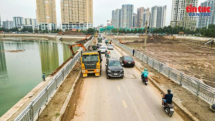 Tuyến đường chạy giữa hai khu vực hồ vẫn duy trì giao thông trong quá trình thi công.