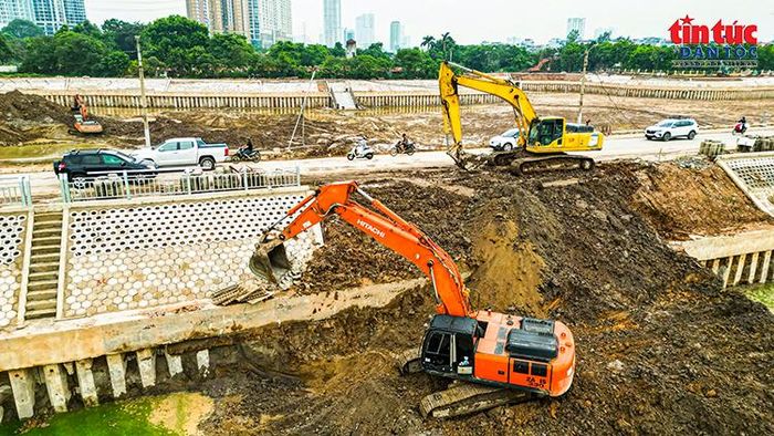 Máy móc thi công các hạng mục kết nối, hoàn thiện bờ kè hồ Đồng Bông 2.