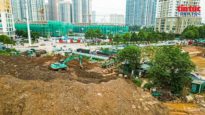 Các phương tiện tập trung đào đắp, vận chuyển đất tại khu vực hồ điều hòa Mễ Trì.