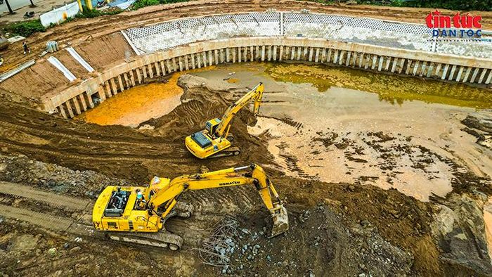 Máy xúc nạo vét lòng hồ, hoàn thiện hệ thống kè và mái dốc.
