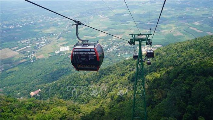 Cáp treo lên đỉnh núi Bà Đen. Ảnh: Phạm Thanh Tân/TTXVN