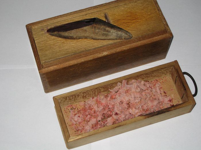Những thanh katsuobushi sau quá trình hun khói và lên men kéo dài nhiều tháng có độ cứng gần như gỗ, là nguyên liệu truyền thống quan trọng trong ẩm thực Nhật Bản. Ảnh: Wikimedia Commons