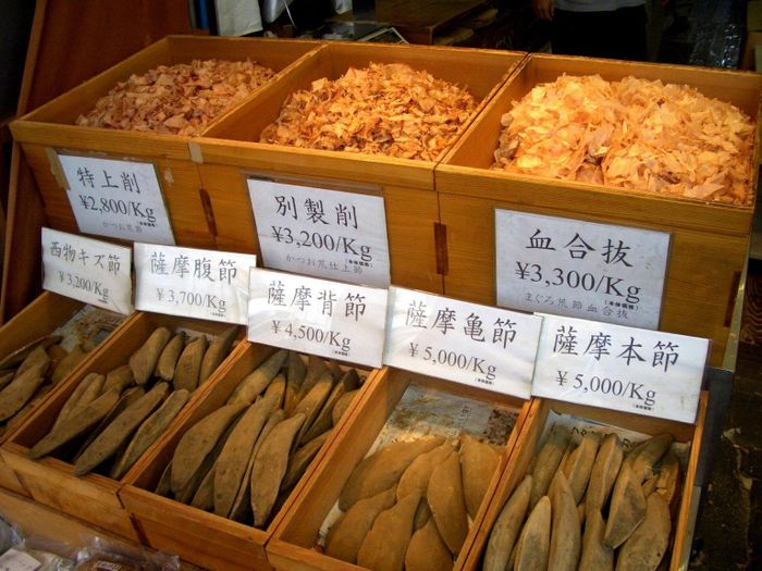 Katsuobushi được bào thành những lát mỏng để chế biến nước dùng dashi. Ảnh: Wikimedia Commons