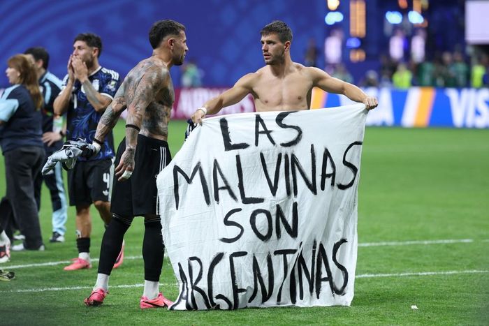 Trước đó, FIFA đã ban hành các lệnh cấm đối với các loại biểu ngữ đề cập đến Falklands. Ảnh: AFP/TTXVN