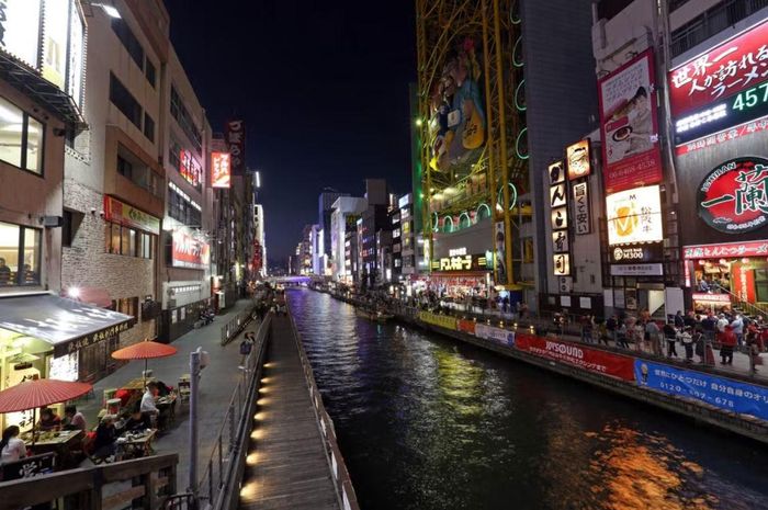 Sự nhộn nhịp, rực rỡ của Dotonbori khi thành phố lên đèn. Ảnh: Huy Hùng/TTXVN