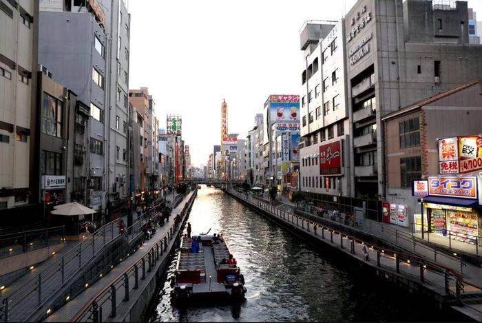 Hai bên bờ sông, đoạn giữa Nihonbashi và Ukiniwabashi được phát triển thành con đường đi bộ Tomboriribau-oku (Nhật Bản). Ảnh: Huy Hùng/TTXVN