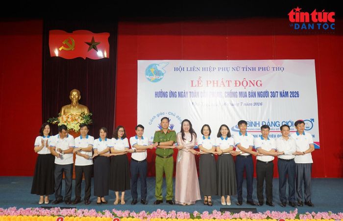 Các đồng chí lãnh đạo tỉnh Phú Thọ cùng thực hiện nghi thức bắt tay ASEAN, thể hiện quyết tâm mạnh mẽ trong công tác phòng, chống mua bán người, vì một cộng đồng an toàn, văn minh và phát triển bền vững.