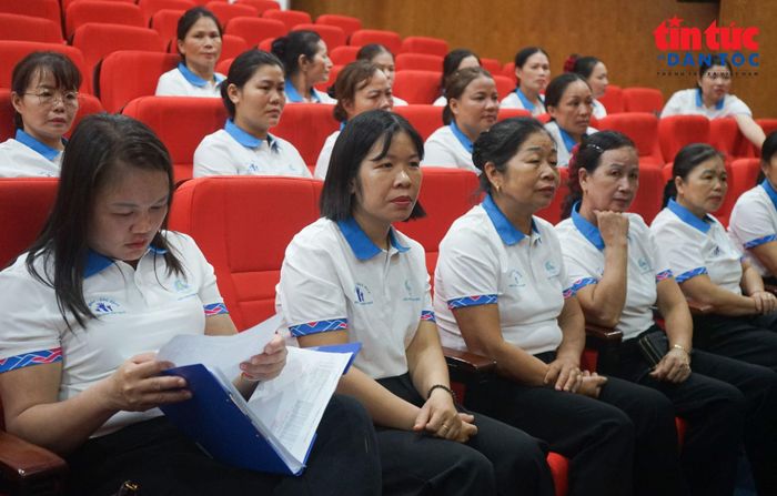 Các cán bộ, hội viên phụ nữ tham gia lễ phát động.