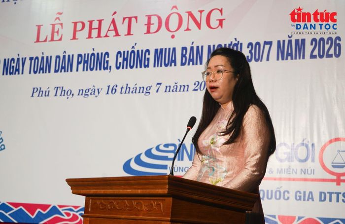 Bà Nguyễn Hồng Nhung, Phó Chủ tịch Ủy ban Mặt trận Tổ quốc Việt Nam tỉnh, Chủ tịch Hội Liên hiệp Phụ nữ tỉnh Phú Thọ.
