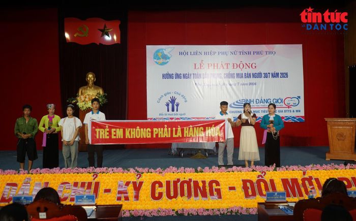 Tiểu phẩm “Bảo vệ những mầm xanh” do Tổ truyền thông cộng đồng xã Thượng Cốc trình diễn tại lễ phát động.